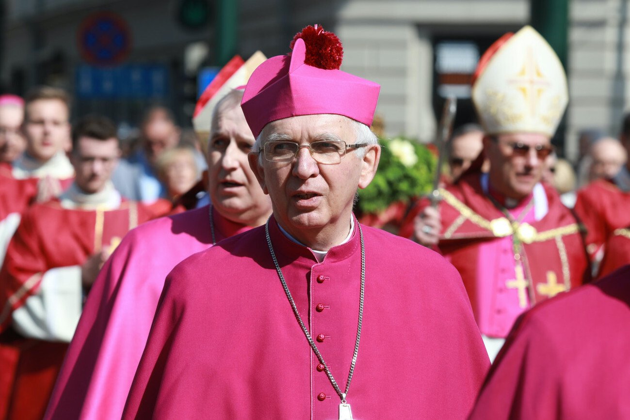 Abp Wacław Depo idący w procesji ku czci św. Stanisława z Wawelu na Skałkę (14.05.2023 r.).