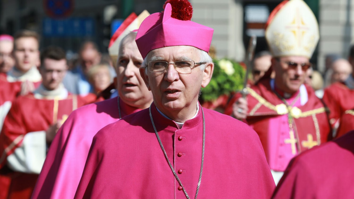 Abp Wacław Depo idący w procesji ku czci św. Stanisława z Wawelu na Skałkę (14.05.2023 r.).
