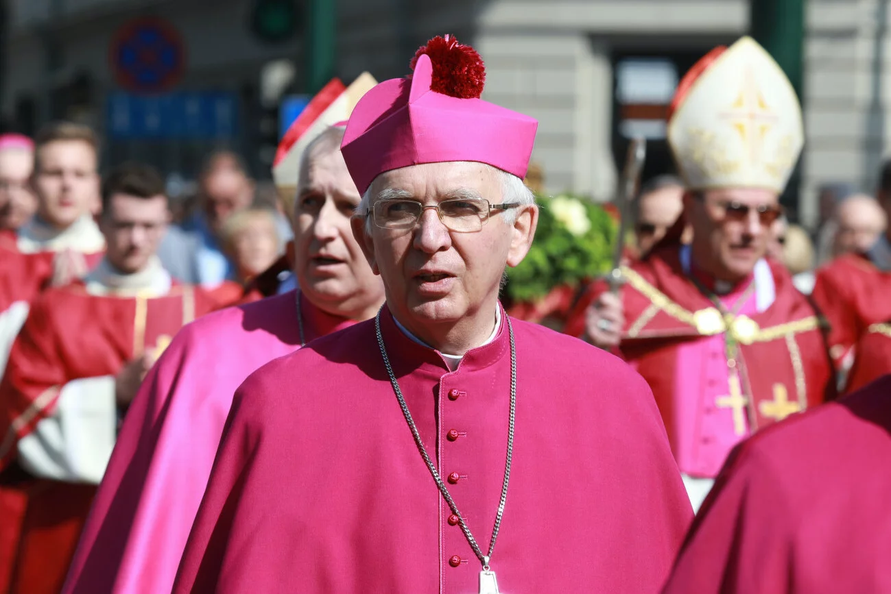Abp Wacław Depo idący w procesji ku czci św. Stanisława z Wawelu na Skałkę (14.05.2023 r.).