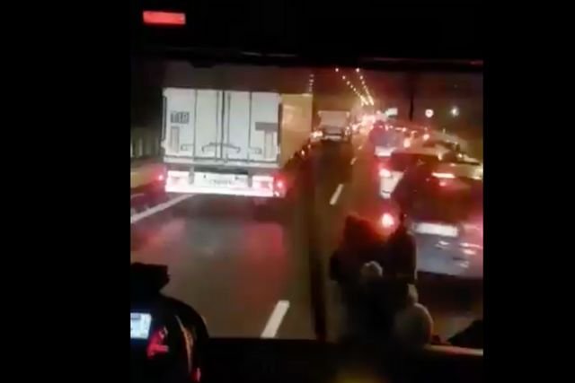 Kierowcy na autostradzie A2 zachowali się w skandaliczny sposób wobec jadącej na sygnale straży pożarnej.