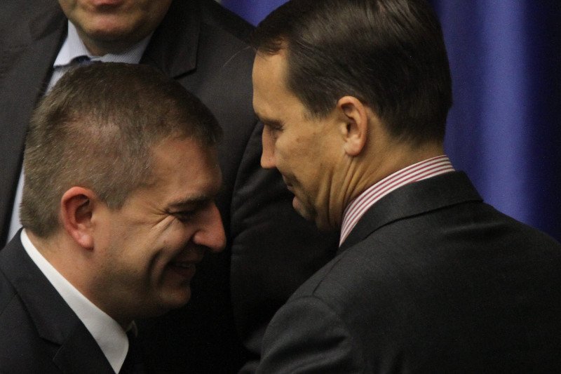 Żegnający się z posadami politycy dostaną odprawy.