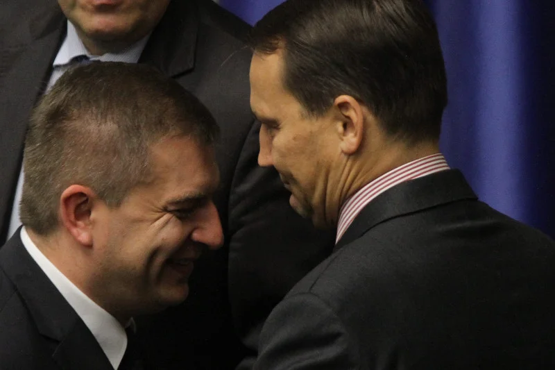 Żegnający się z posadami politycy dostaną odprawy.
