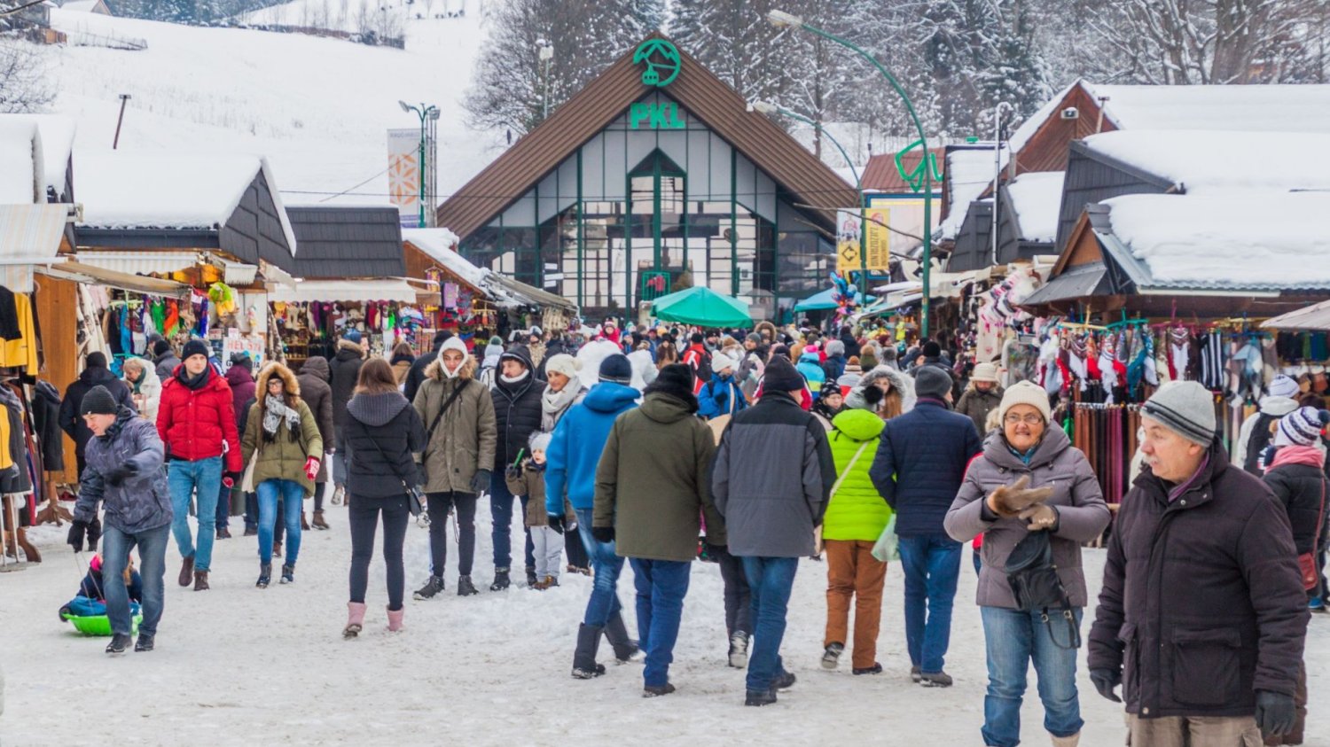 Węgier obsmarował Zakopane. Poszło o kolejkę na Gubałówkę Tłumy pod Gubałówką. Węgrzy narzekają na atrakcję Zakopanego