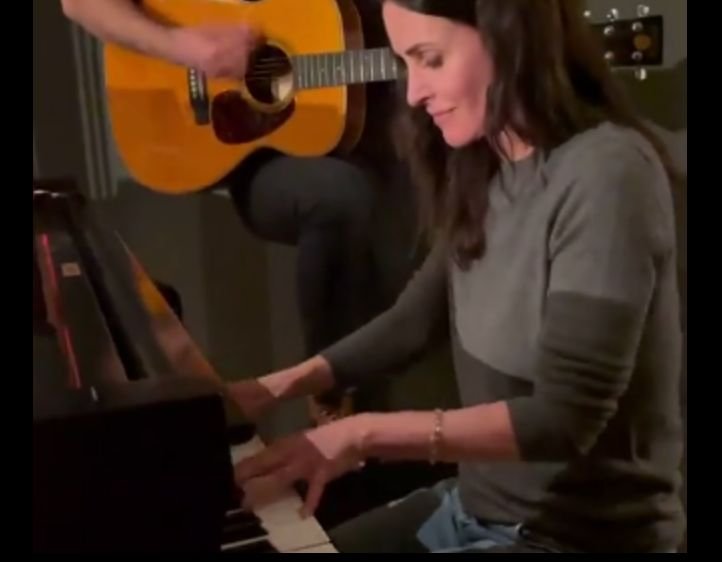 Monika z "Przyjaciół" gra melodię z serialu na pianinie — HIT sieci [VIDEO]