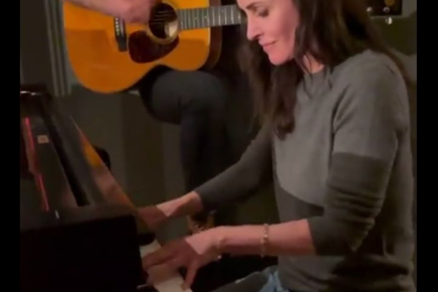 Monika z "Przyjaciół" gra melodię z serialu na pianinie — HIT sieci [VIDEO]