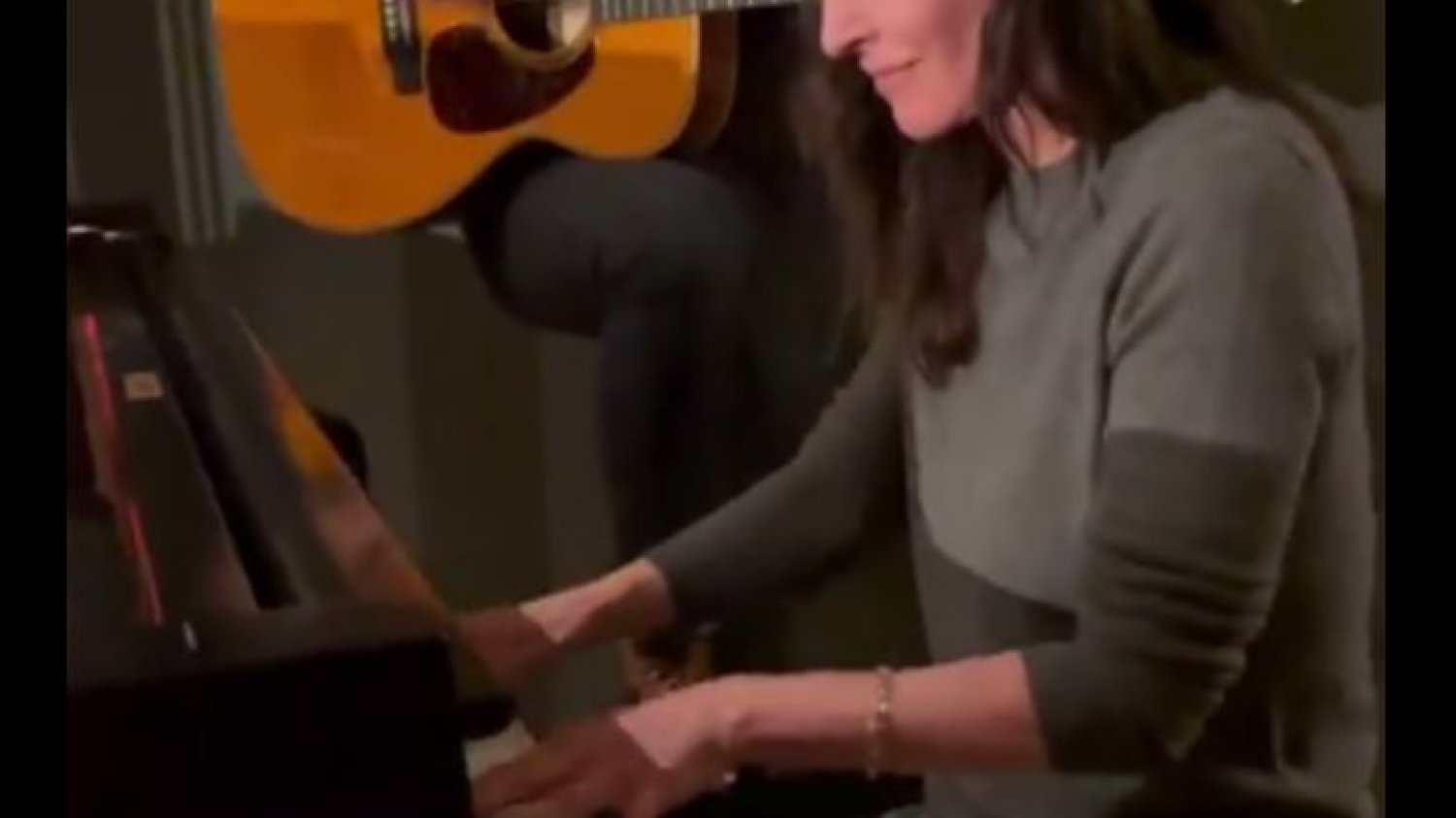 Monika z "Przyjaciół" gra melodię z serialu na pianinie — HIT sieci [VIDEO]