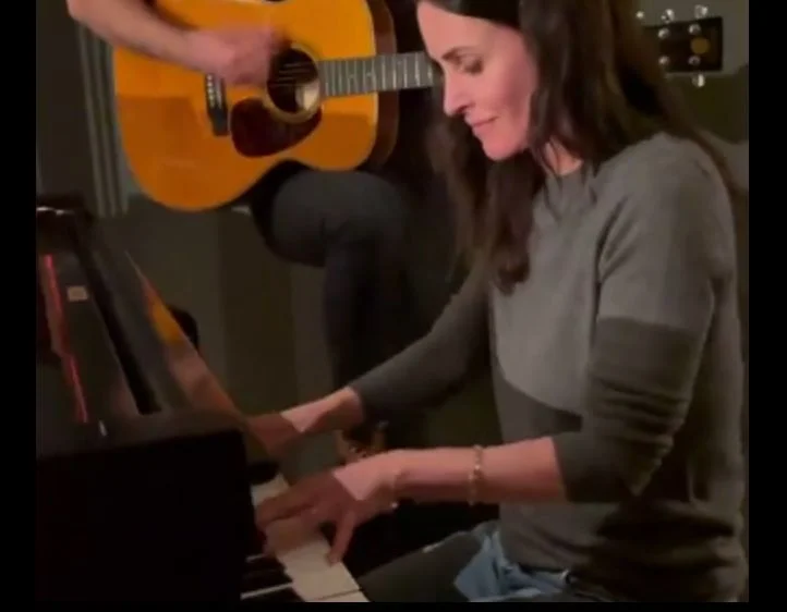 Monika z "Przyjaciół" gra melodię z serialu na pianinie — HIT sieci [VIDEO]