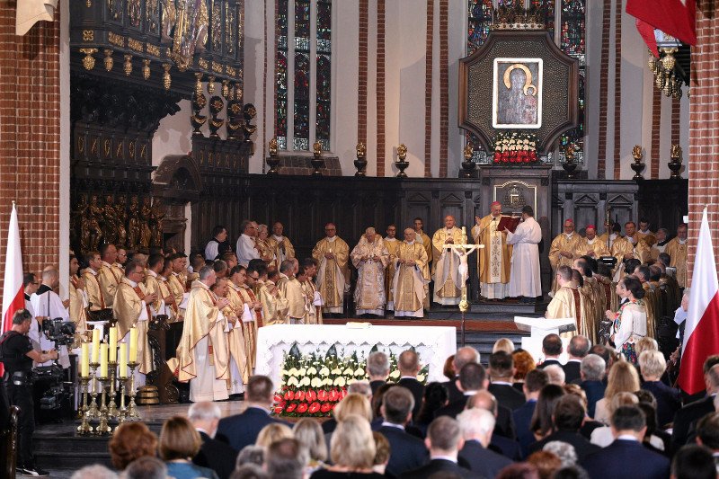 Kościół Komorowskiego odcina się od Kościoła Andrzeja Dudy. "Powinni zrezygnować z dwóch Mszy"