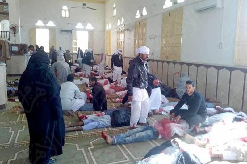 W krwawym zamachu na jeden z egipskich meczetów zginęło co najmniej 155 osób,a  bilans ofiar ciągle rośnie.