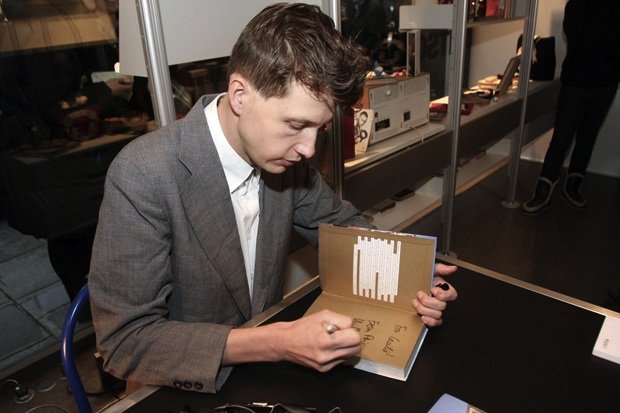 Facehunter podpisujący książkę