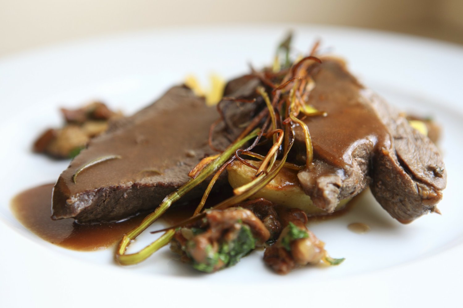 Dziczyzna to najzdrowsze mięso, a Polacy boją się je jeść.