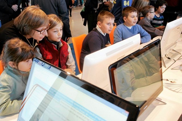 Polacy nie korzystają z Internetu.