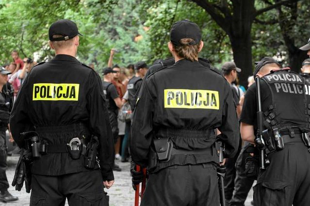 Okazuje się, że w Warszawie problemy z policją można mieć za noszenie opozycyjnych barw...