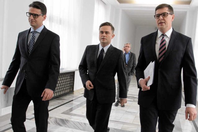 Trójka posłów kupiła bilety lotnicze do Madrytu, po czym zwrócili się do Sejmu o zgodę na przejazd prywatnymi samochodami