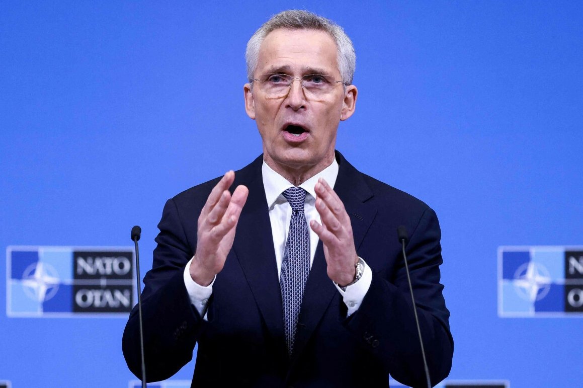 Szef NATO Jens Stoltenberg alarmuje ws. Rosji.