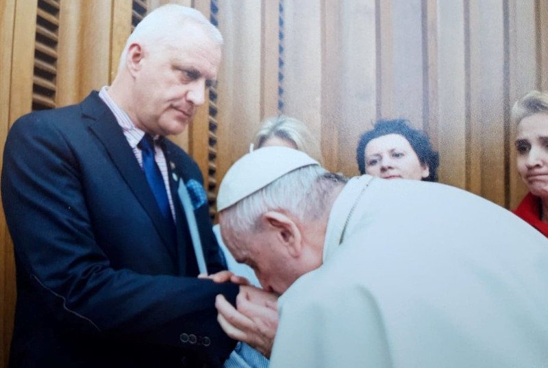 Papież Franciszek całuje dłoń Marka Lisińskiego, ofiary księdza pedofila