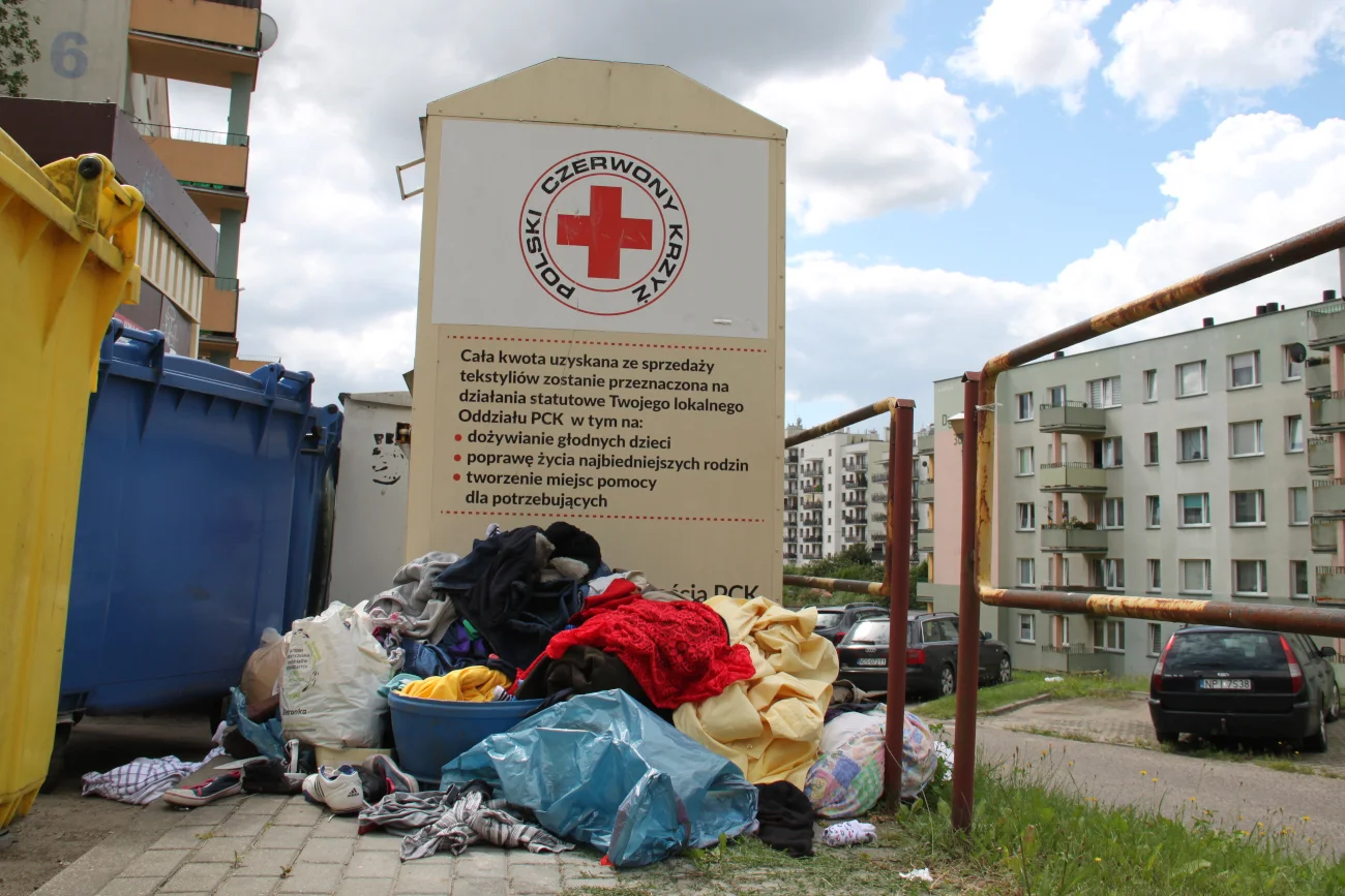 Kontenery PCK znikają z osiedli. Organizacja ma ogromny problem. Co dalej?