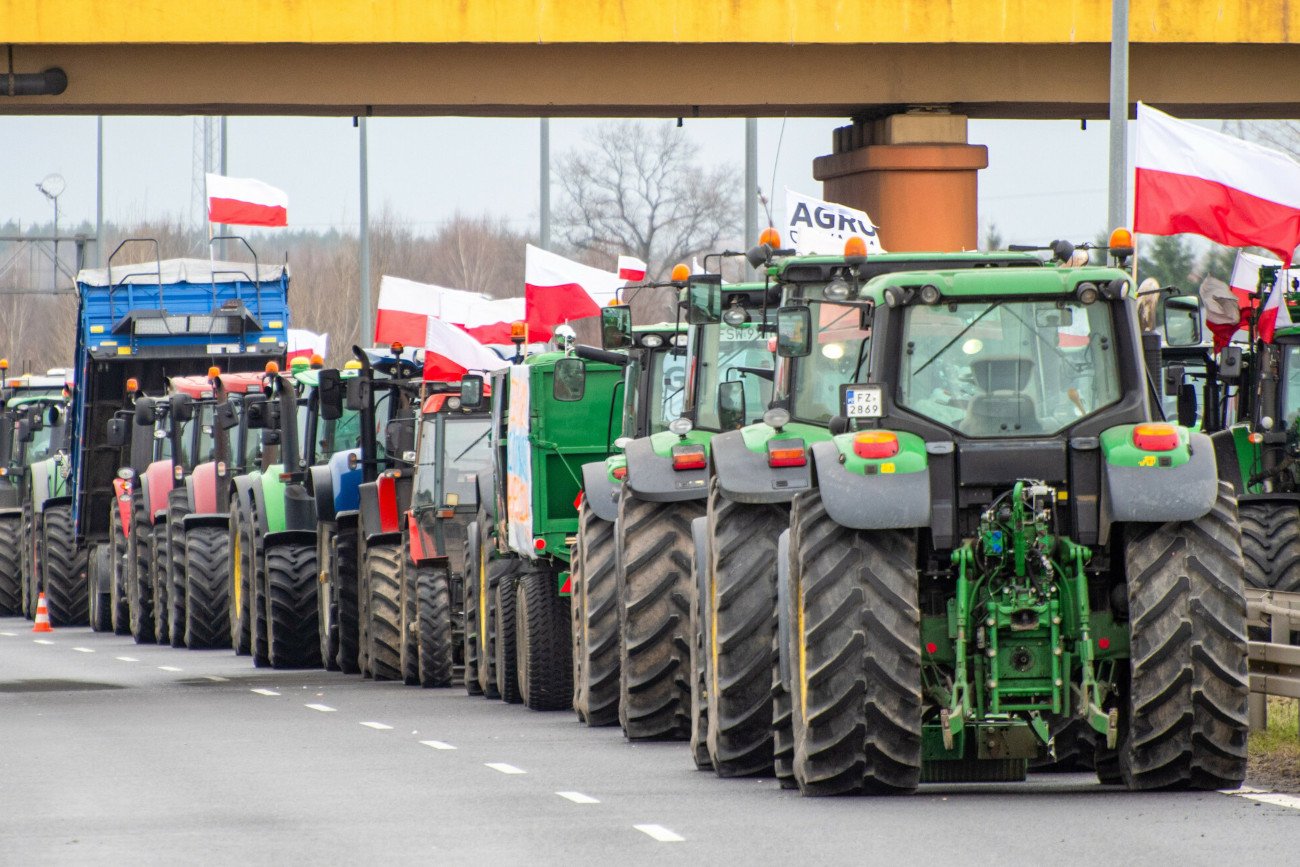 Tak wyglądały blokady dróg przez rolników. Do Warszawy mają jechać autokarami.