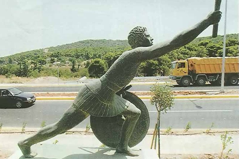 Pomnik Fillippidesa w Maratonie. To właśnie grecki posłaniec miał jako pierwszy przebiec dystans maratoński.