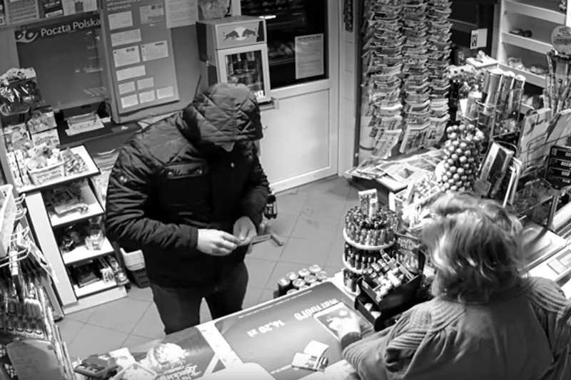 Barszczewo pod Białymstokiem: sprzedawczyni i jej rodzina pomogli policji ująć przestępcę.