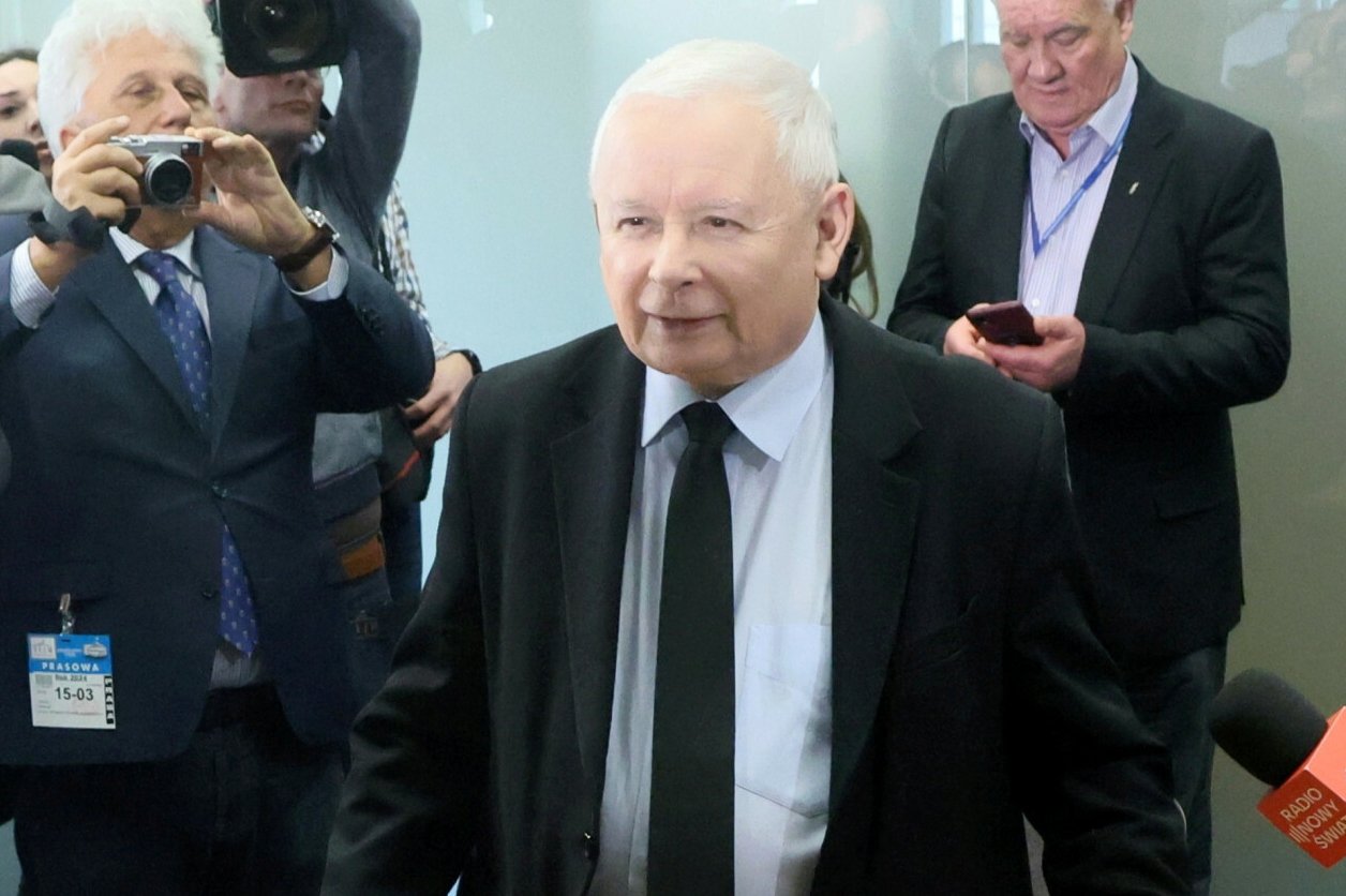 Zachowanie Kaczyńskiego przed komisją. Ekspertka tłumaczy jego gesty.