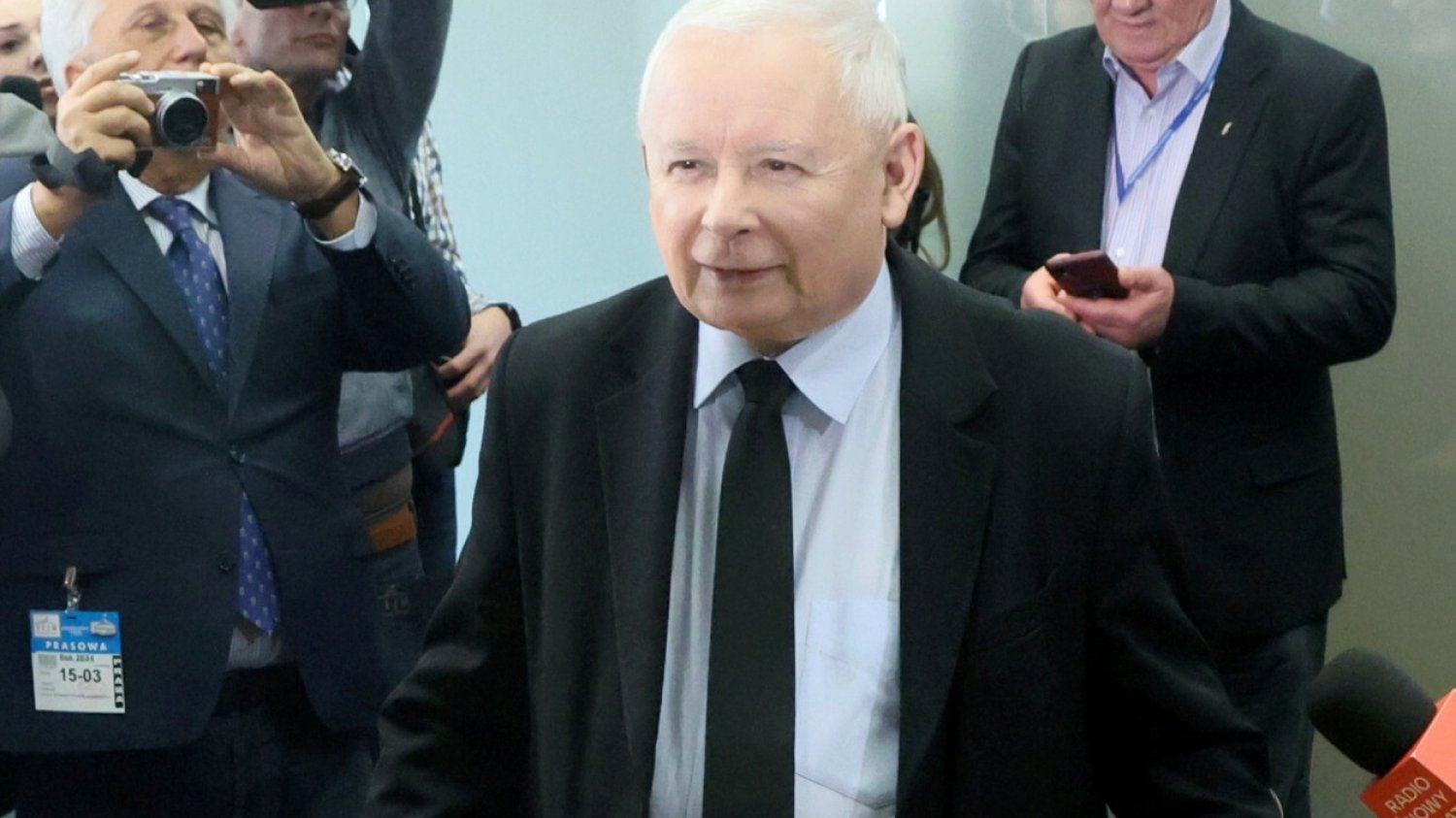 Zachowanie Kaczyńskiego przed komisją. Ekspertka tłumaczy jego gesty.