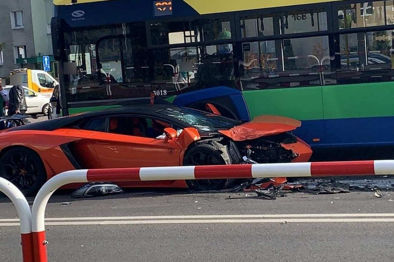 Poznań. Wypadek z udziałem sportowego lamborghini.