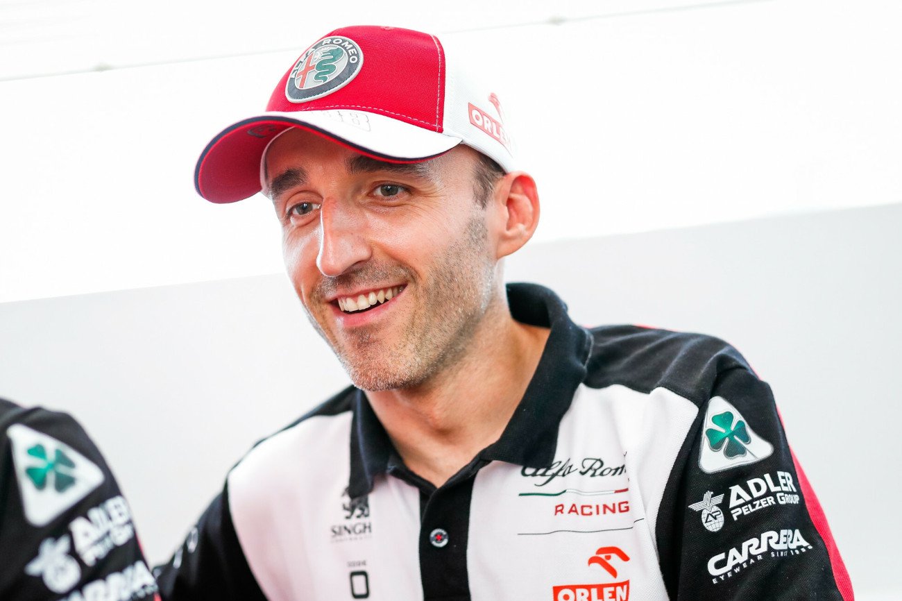 Robert Kubica zaprezentuje się w bolidzie Alfa Romeo F1 Team Orlen podczas piątkowej sesji treningowej.