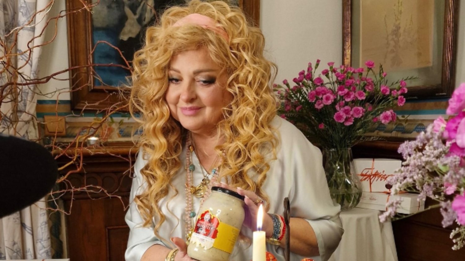 Magda Gessler ze słoikiem w dłoniach