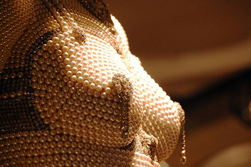 Biust to dla jednych kobiet ozdoba i atut, dla innych – źródło potwornych kompleksów