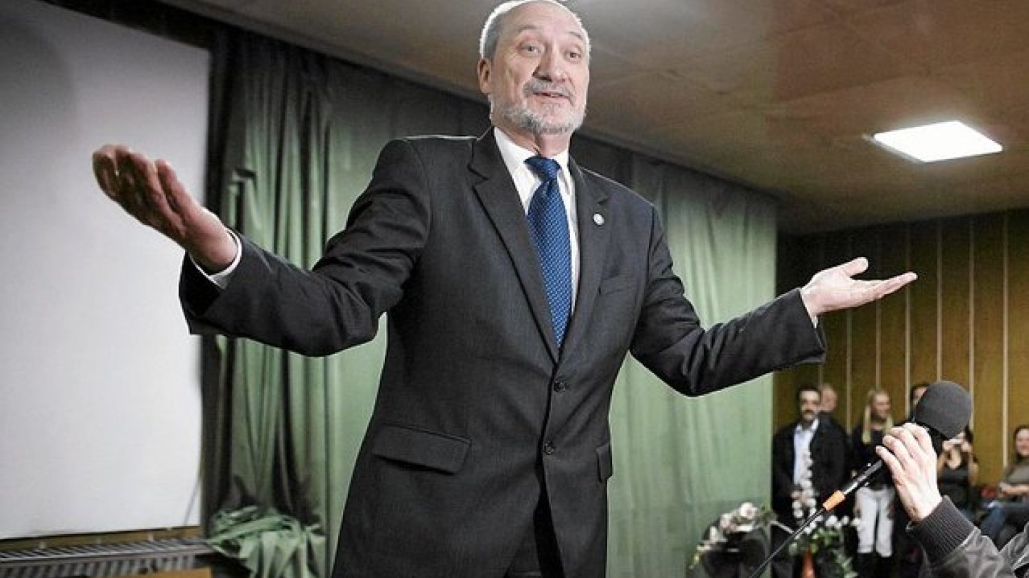 Antoni Macierewicz oskarża i przegrywa procesy o pomówienie. Teraz ściga go komornik
