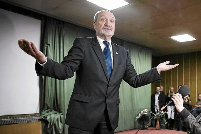 Antoni Macierewicz oskarża i przegrywa procesy o pomówienie. Teraz ściga go komornik