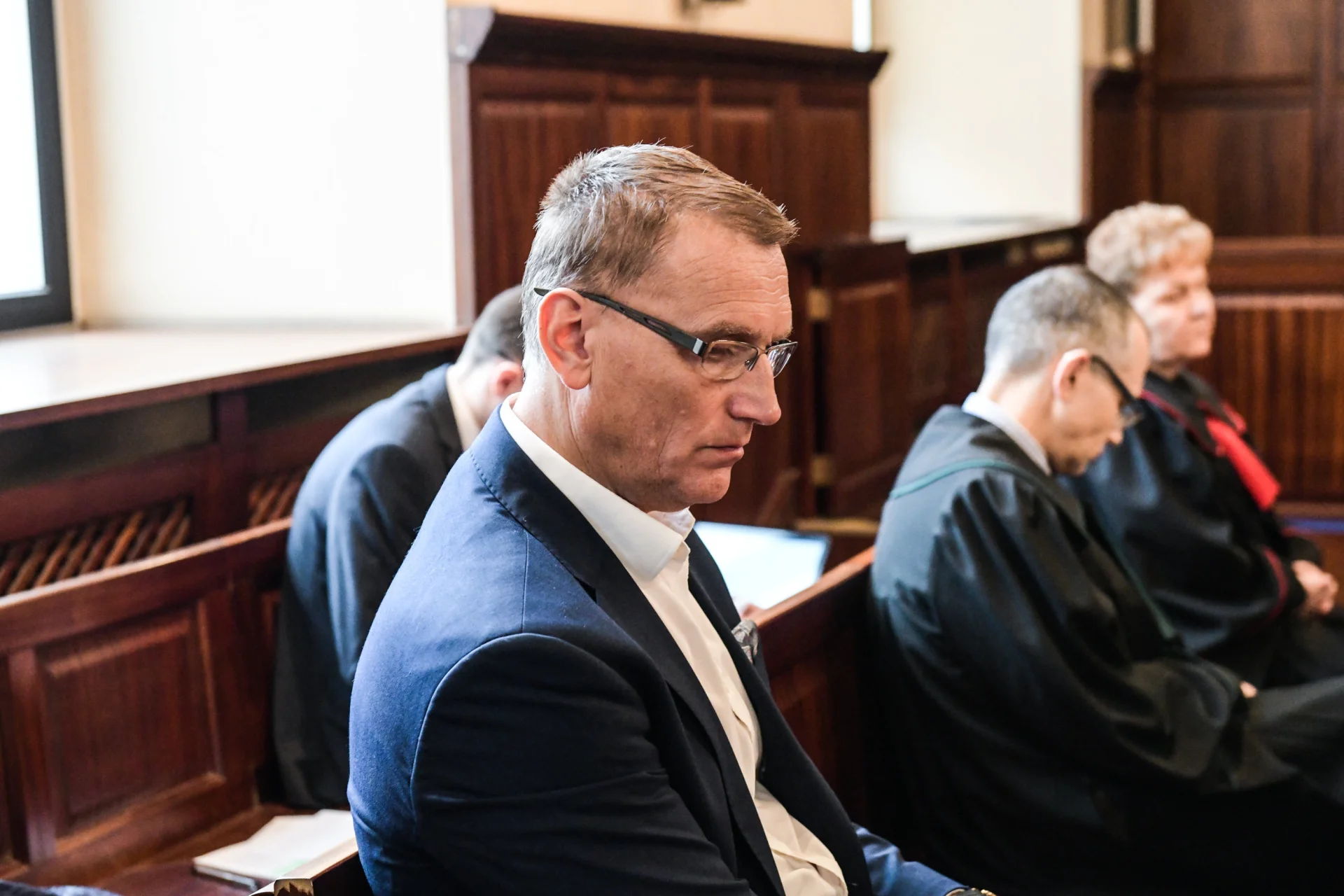 Ojciec Igora Stachowiaka na sali rozpraw wrocławskiego Sądu Okręgowego.