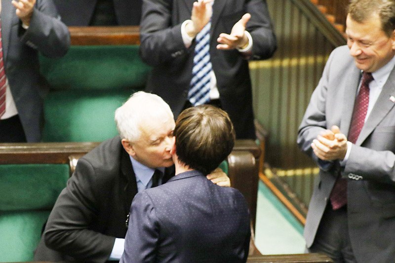 Beata Szydło zaatakowała polskich sędziów i opozycję tak bezwzględnie, że czekała na nią nagroda w postaci pocałunku od samego prezesa PiS Jarosława Kaczyńskiego.