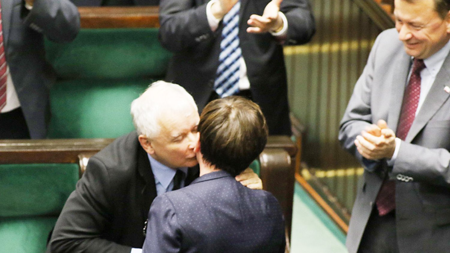 Beata Szydło zaatakowała polskich sędziów i opozycję tak bezwzględnie, że czekała na nią nagroda w postaci pocałunku od samego prezesa PiS Jarosława Kaczyńskiego.