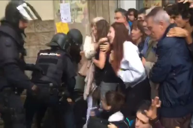 Policja ma nakaz zamykania lokali wyborczych na terenie całej Katalonii. Dochodzi do starć między głosującymi a funkcjonariuszami.