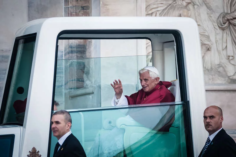 Benedykt XVI zrezygnował z powodu "gejowskiej afery" w Watykanie? Stolica Apostolska zaprzecza tym doniesieniom, ale fakty działają na niekorzyść Kościoła