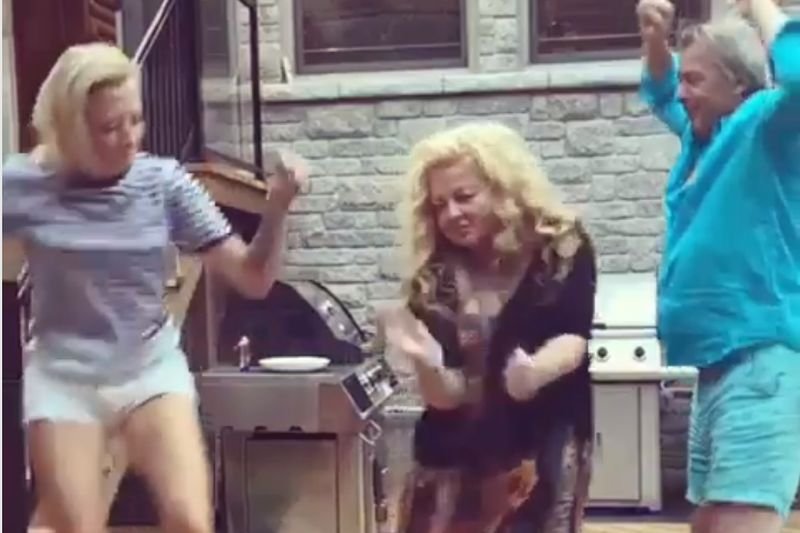 Lara Gessler na instagramie pokazał szalone tańce z rodzicami.