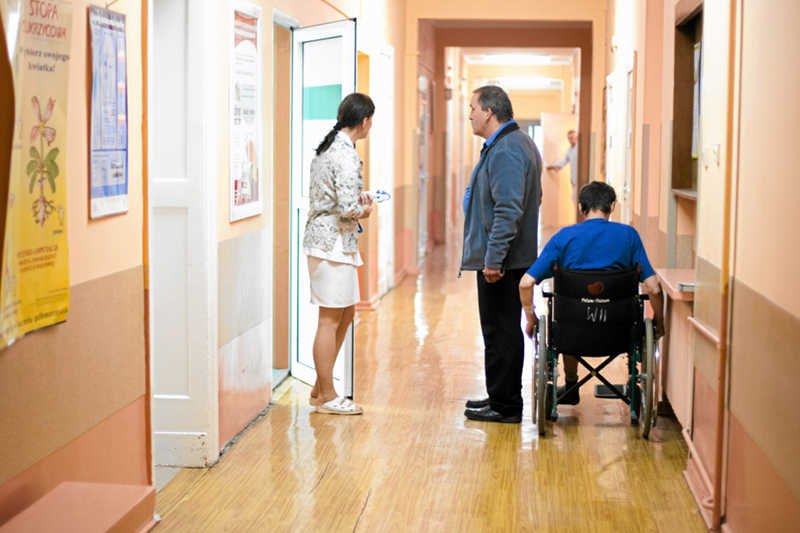 Pacjenci przygotowali poradnik przetrwania w polskiej służbie zdrowia. Zasada nr 1: Nie bądź uprzejmy, kłóć się o swoje.