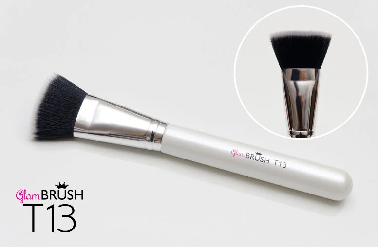 Przykładowy pędzel do nakładania podkładu. Syntetyczny pędzel T13 młodej, polskiej marki Glam Brush kosztuje 33 zł i.