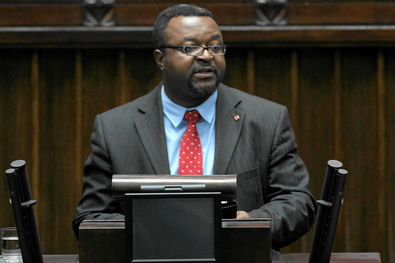 John Godson podczas przemówienia w Sejmie.