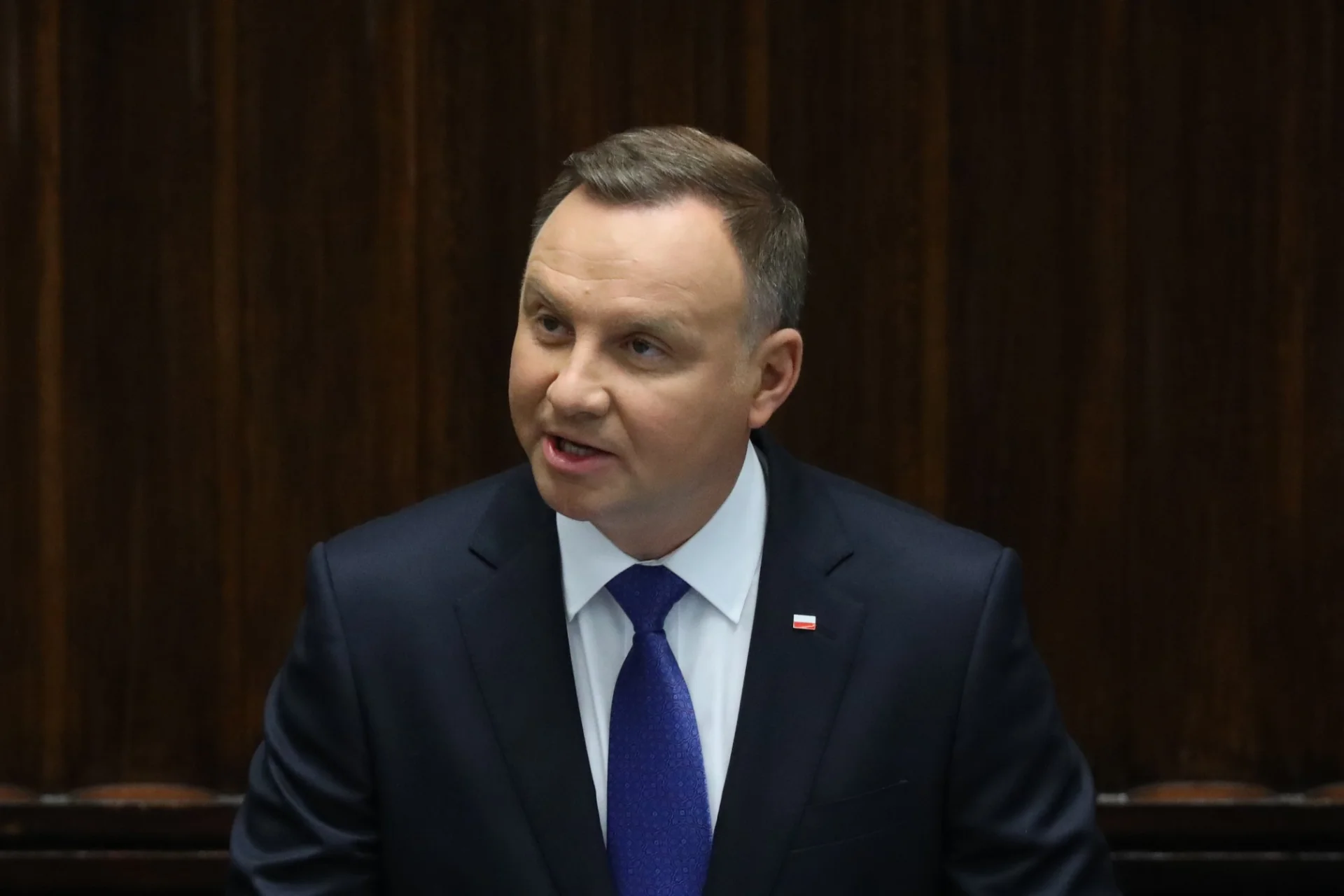 Zdjęcie Andrzeja Dudy z zaprzysiężenia Kancelaria Sejmu usunęła z sieci. Prezydent przemawia bez maseczki, w przeciwieństwie do będących w tle posłanek i posłów Lewicy.