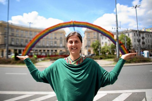 Warszawiacy widzą sens istnienia tęczy na Placu Zbawiciela tak, jak jej autorka Julita Wójcik