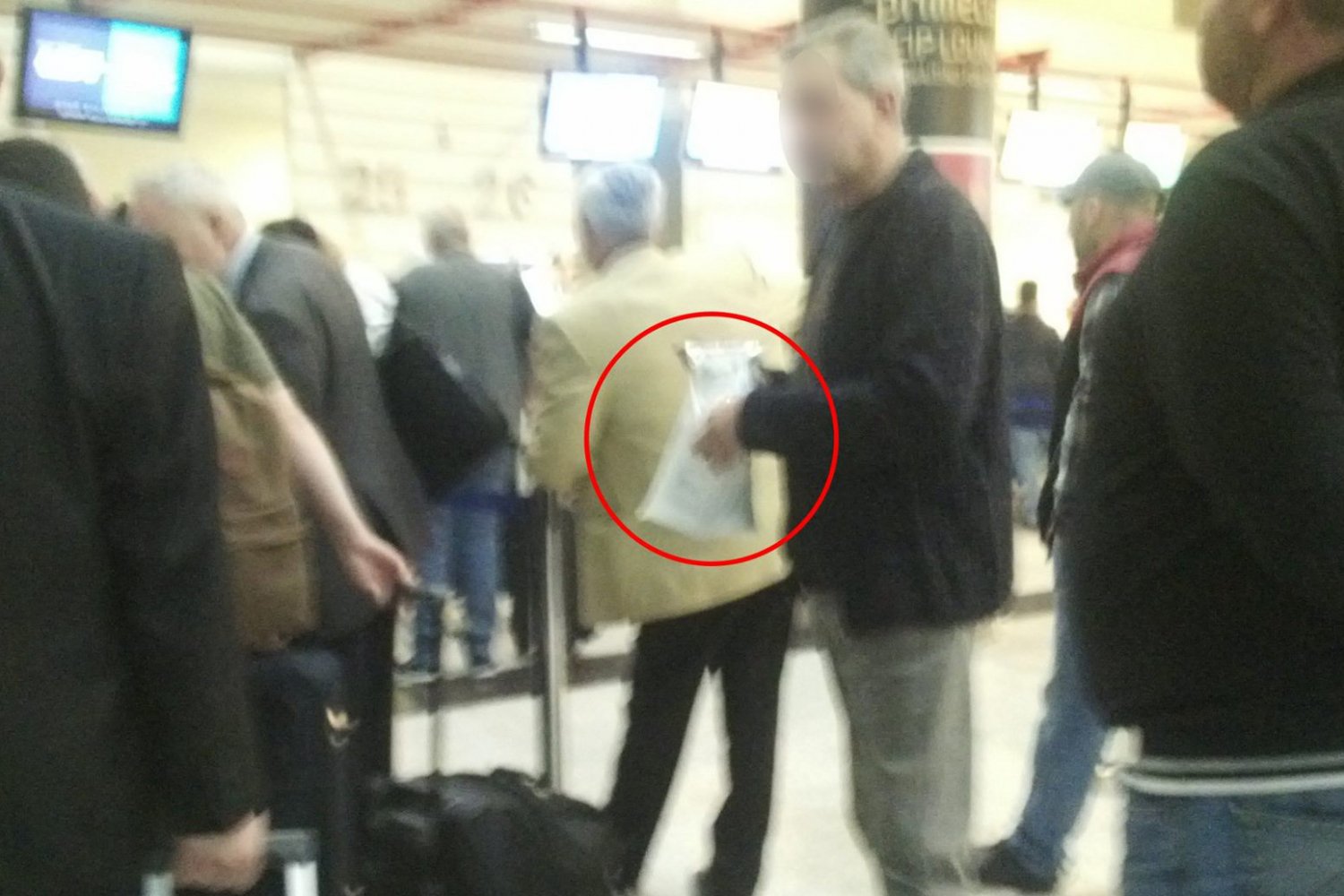 Na zdjęciu widać mężczyznę, który chciał przesłać paczkę przez polskich pasażerów.