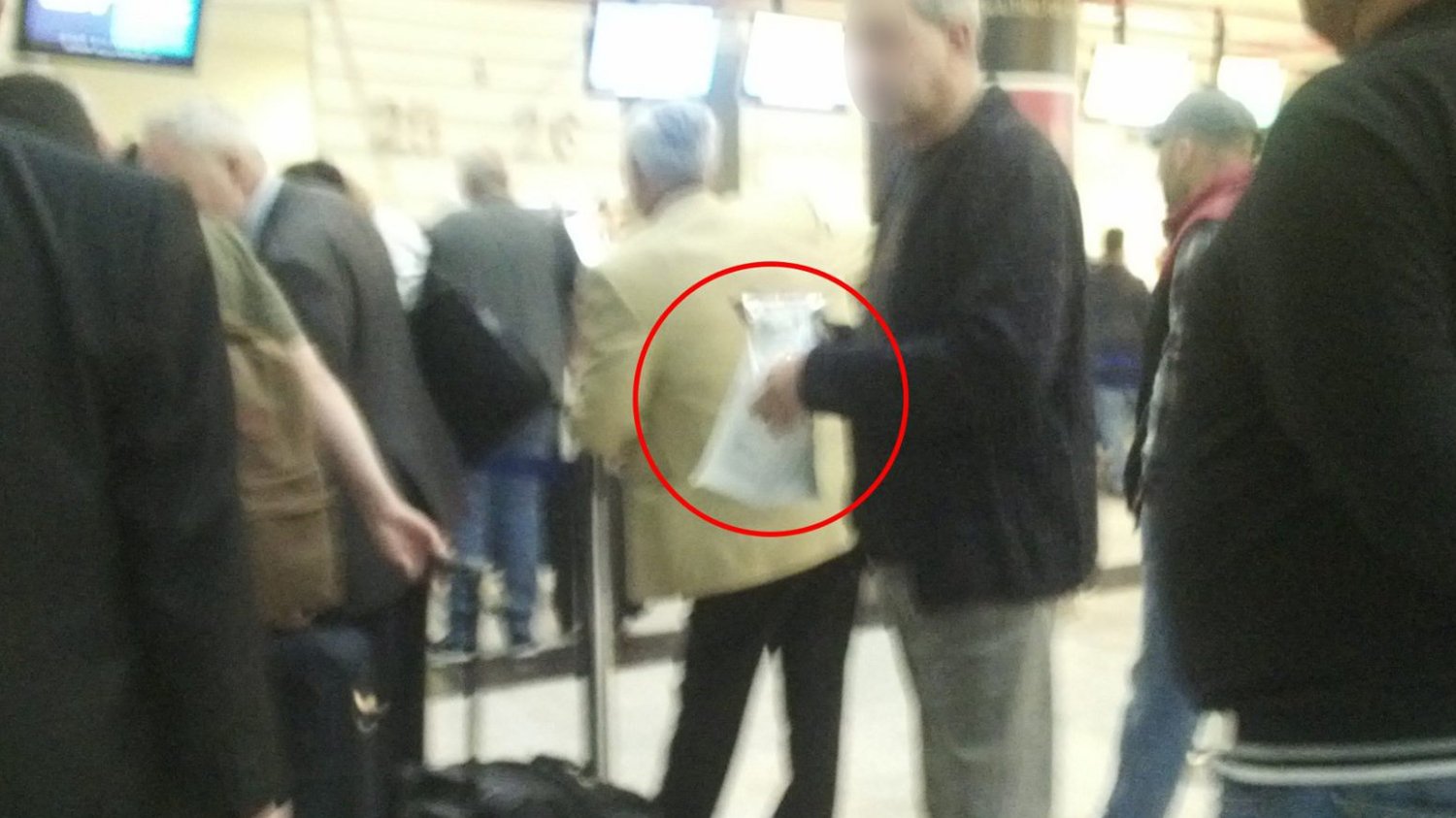 Na zdjęciu widać mężczyznę, który chciał przesłać paczkę przez polskich pasażerów.