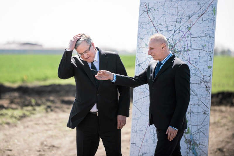Bronisław Komorowski został wyśmiany za wizytę na budowie obwodnicy, która rozpoczęła się dzień wcześniej. Ale w polityce to norma.