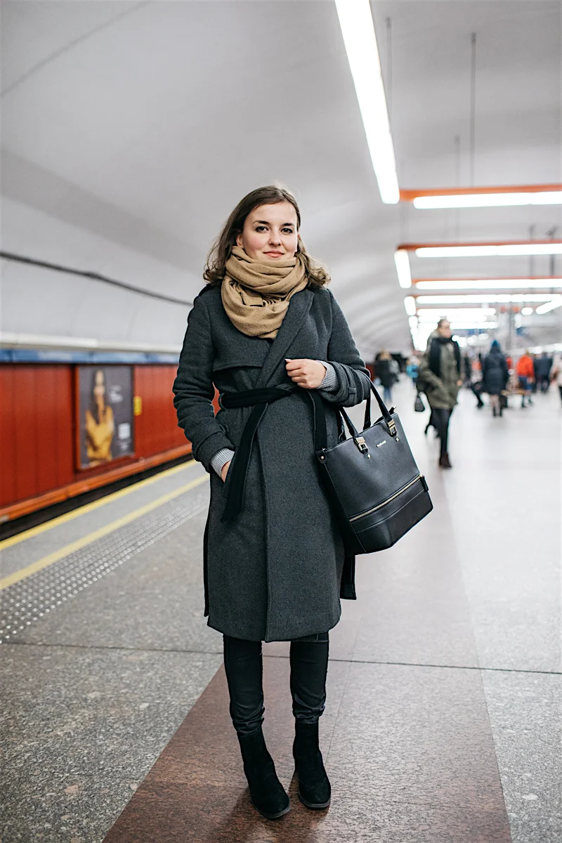 Kasia: „Dress code kłóci się do pewnego stopnia z korzystaniem z komunikacji miejskiej, zwłaszcza zimą. Żeby nie zamarznąć ubierasz się na cebulkę, wciskasz pod płaszcz 2 swetry, potem cała jesteś wymięta. Pomijam już fakt jak łatwo można się przeziębić"
