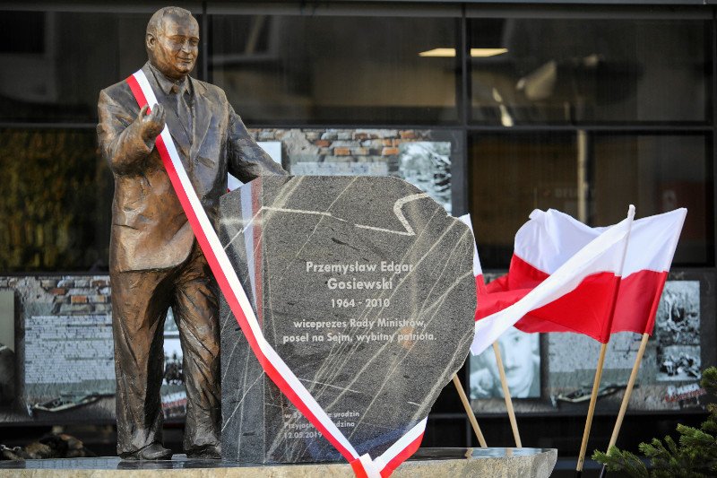 Pomnik Przemysława Gosiewskiego uroczyście odsłonięto w niedzielę w Kielcach.