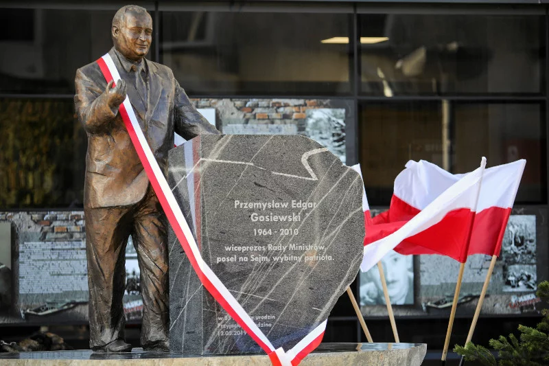 Pomnik Przemysława Gosiewskiego uroczyście odsłonięto w niedzielę w Kielcach.