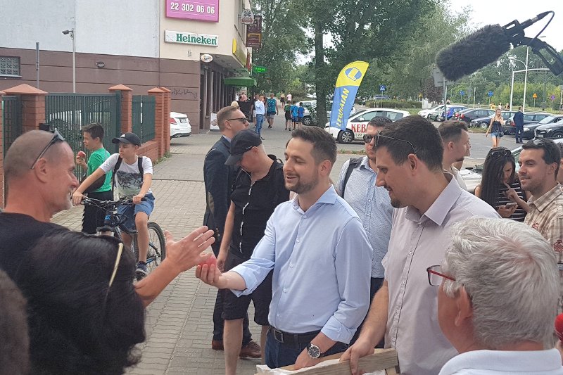 Patryk Jaki rozdawał jabłka i rozmawiał z przypadkowymi "mieszkańcami Tarchomina".